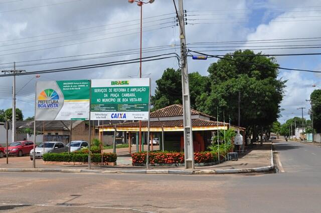 Placa indica que obras na Praça do Cambará deveriam ter sido iniciadas em agosto do ano passado (Foto: Samara Cordeiro)