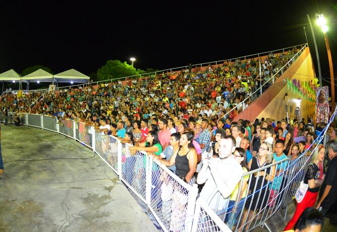 As arquibancadas do anfiteatro do Parque Anauá ficaram lotadas durante as apresentações das quadrilhas juninas (Foto: Divulgação)