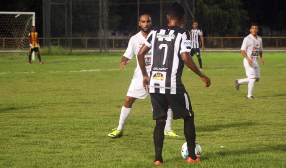 Marcado por João Paulo, o meia Dedeco, do São Raimundo, procura espaço para tocar na partida válida pela terceira rodada da Série D (Foto: Lucas Luckezie)