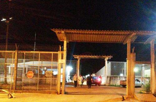 Movimentação na Pamc era intensa na noite de ontem quando Neudo Campos foi transferido (Foto: Michel Sales)