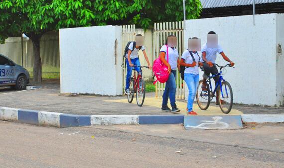 Estudantes estão se tornando alvos fáceis de assaltantes quando saem da escola (Foto: Diane Sampaio)