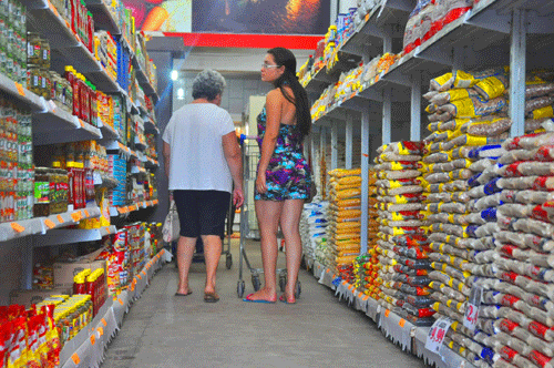 Nos supermercados, consumidores sentiram o reajuste recente no preço do arroz, feijão e farinha (Foto: Diane Sampaio)