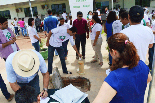 Várias mensagens estavam depositadas no recipiente enterrado chamado de “Cápsula do tempo” (Foto: CCS/CAM)