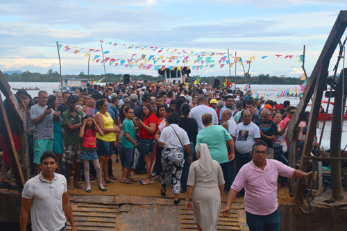 Conforme a Igreja Católica, cinco mil fiéis participaram da programação de ontem (Foto: Rodrigo Sales)