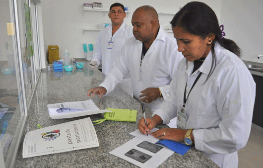 Pesquisadores do Instituto Butantan e da UFRR iniciaram a vacinação, que será feita no Centro de Saúde do Buritis (Foto: Diane Sampaio)