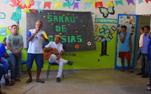 Artista Eliakin Rufino participou da programação recitando poesias e cantando (Foto: Rodrigo Sales)