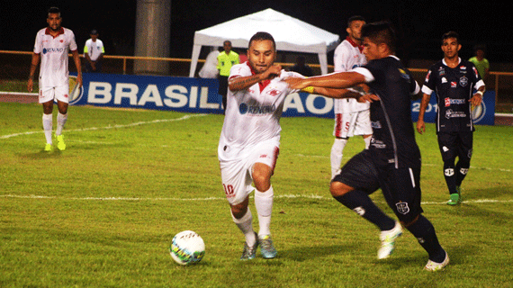 Cacau disputa bola com oponente na partida entre Baré e São Francisco, válida pela quarta rodada da Série D (Foto: Lucas Luckezie)