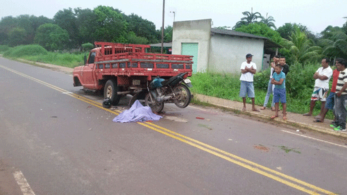 A motocicleta em que a vítima estava ficou presa à camionete e o corpo, ao lado do veículo (Foto: Divulgação)