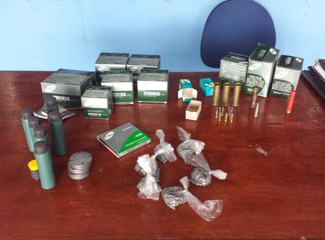 Várias munições foram encontradas na casa do aposentado (Foto: Jefter Reis)