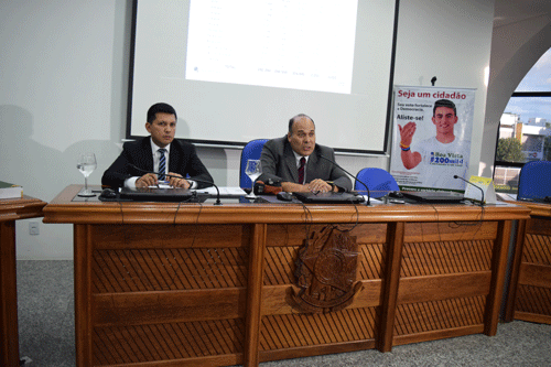 Desembargador Mauro Campello (à dir.) e o juiz eleitoral Aluísio Ferreira Vieira durante coletiva (Foto: Rodrigo Sales)