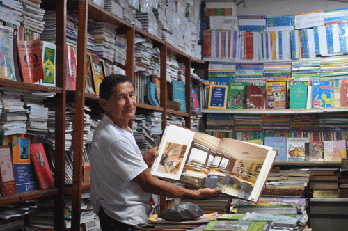 Adalberto da Silva: “Precisamos também de madeira para fazer estantes” (Foto: Thirza Perim)