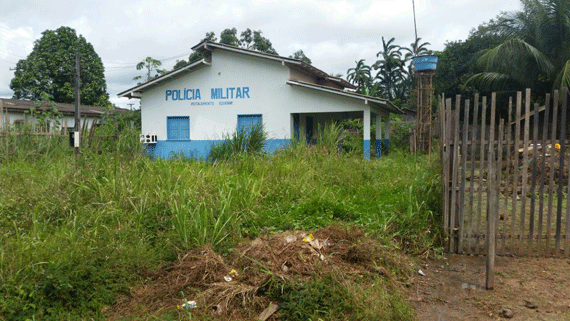 Prédio da Polícia Militar está fechado e tomado pelo matagal desde que foi construído (Foto: Jefter Reis)
