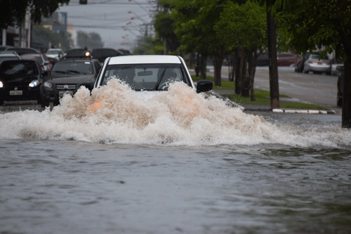 Avenida Santos Dumont, na zona Norte, fica tomada pela água quando chove (Foto: Rodrigo Sales)