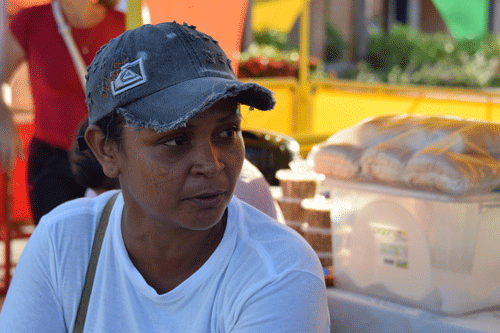 A comerciante Miriam Moreira trabalha há 15 anos com venda de produtos alimentícios e foi uma das sorteadas para atuar durante a corrida (Foto: Rodrigo Sales)