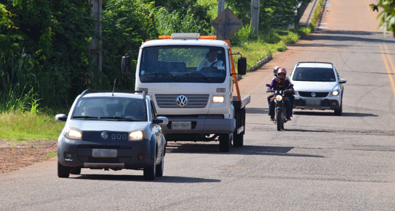 A lei obriga o uso de farol baixo durante o dia em rodovias (Foto: Rodrigo Sales)