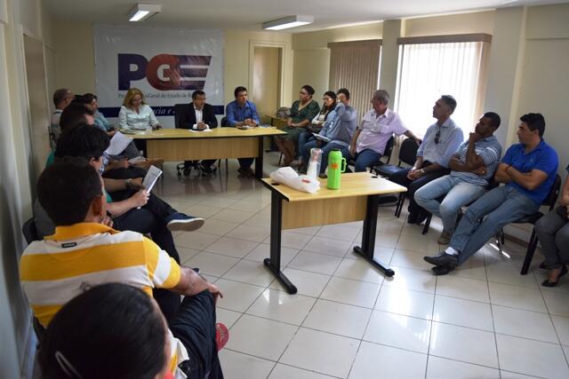 Reunião entre procurador da PGE e feirantes ocorreu nesta manhã (Foto: Rodrigo Sales)