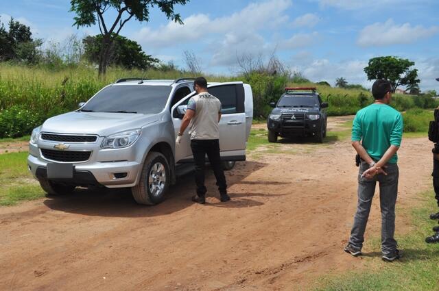 Carro foi encontrado na manhã de ontem (Foto: Thirza Perim)