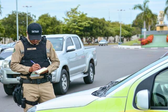 Fiscais do Smtran autuam motoristas na Praça do Centro Cívico (Foto: Divulgação)