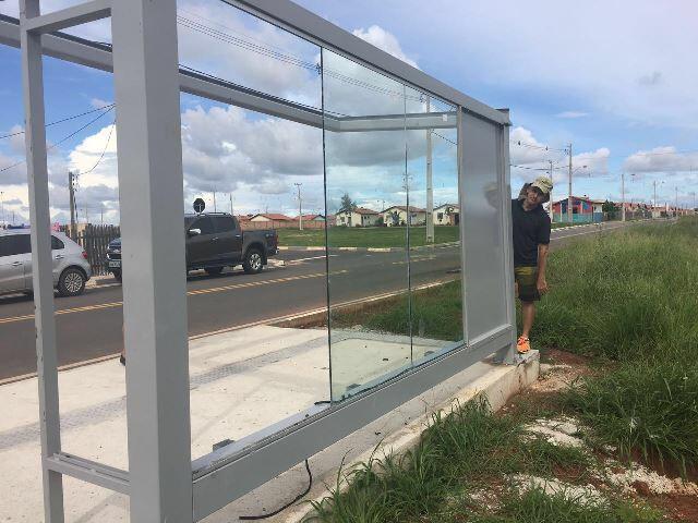 Vândalos depredam abrigos de ônibus que ainda não foram entregues (Foto: Divulgação)