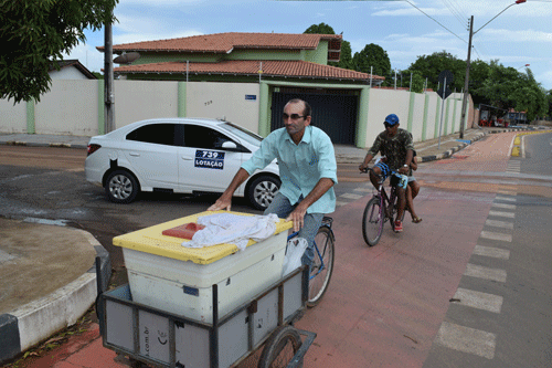 Nos retornos, rotatórias e em cruzamentos de ruas e avenidas a preferencial é do condutor do carro (Foto: Rodrigo Sales)