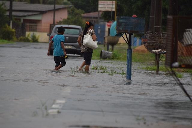 Moradores da capital tiveram que encaram muita chuva nesta sexta-feira (Foto: Rodrigo Sales)
