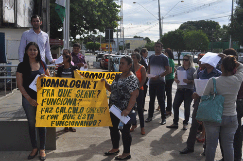 Manifestação aconteceu ontem à tarde em frente à Superintendência Regional do MTE (Foto: Thirza Perim)