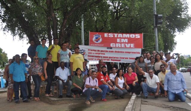 Servidores da Cerr durante paralisação de advertência do dia 08, na Praça do Centro Cívico (Foto: Thirza Perim)