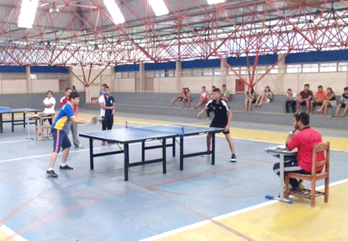 Tênis de mesa começou na tarde de ontem as disputas na Escola Estadual Ana Libória (Foto: Arquivo Folha)