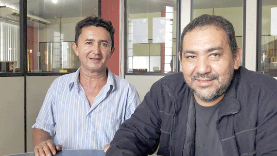 Os poetas Josimar Santos e Walber Aguiar coordenam o evento (Foto: Raisa Carvalho)