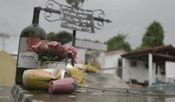 Garrafão de vinho e latinha utilizada no consumo de droga em cima de um túmulo, no cemitério Nossa Senhora da Conceição (Foto: Rodrigo Sales)