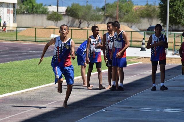 Provas de atletismo agitaram à tarde dos estudantes na Vila Olímpica (Foto: Rodrigo Sales)