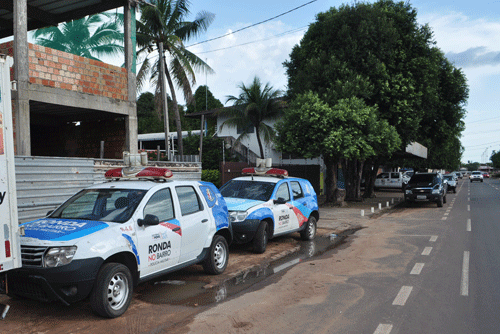 Viaturas do programa Ronda no Bairro ficam em frente a oficinas (Foto: Thirza Perim)