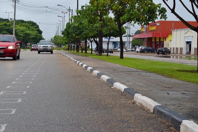 Prefeitura já deu início aos trabalhos de implantação de ciclovia na avenida Capitão Júlio Bezerra (Foto: Rodrigo Sales)