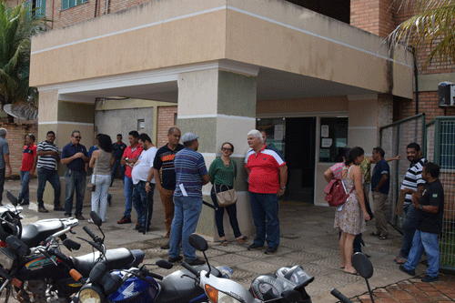 Servidores do Sintraima se reuniram em frente à Segad para aguardar o término do enquadramento (Foto: Rodrigo Sales)