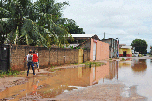 Quem passa pela rua a pé precisa desviar-se da lama, andando próximo aos muros das casas (Foto: Thirza Perim)