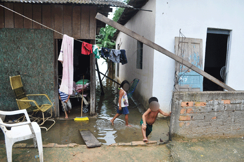 Crianças brincavam ontem pela manhã nas águas insalubres que já haviam invadido várias casas no Beiral (Fotos: Thirza Perin)