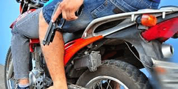 Os bandidos continuam usando motocicletas, agindo em dupla e munidos de arma de fogo (Foto:Arquivo/Folha)