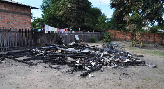 A casa foi completamente destruída pelo fogo (Foto:Thirza Perim)