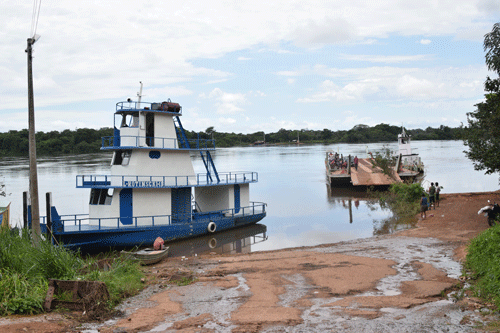 A balsa do Passarão faz a travessia no rio Uraricoera, na zona Rural de Boa Vista (Foto: Rodrigo Sales)