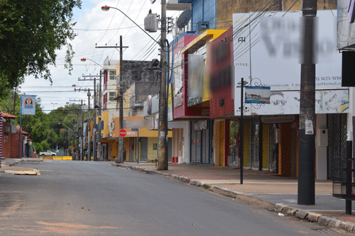 As lojas da avenida Jaime Brasil, no Centro da cidade, nem abriram as portas ontem (Foto: Rodrigo Sales)