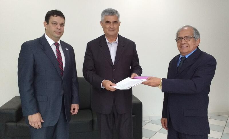 Relatório da OAB-RR sobre a situação da cadeia feminina foi entregue ao titular da Sejuc, Uziel Castro (FOTO: Divulgação)