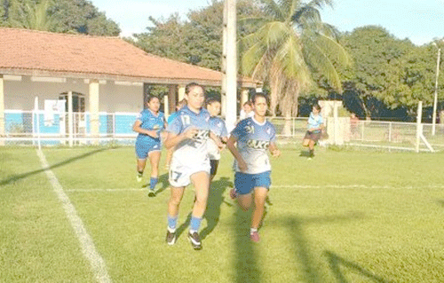 Atletas do Mundão iniciaram trabalhos no campo da sede campestre (Foto: Divulgação)