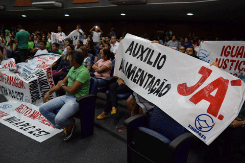 Com faixas, servidores da Enfermagem estadual cobravam auxílio alimentação (Foto: Rodrigo Sales)