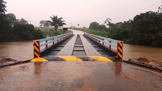 Uma das pontes reconstruídas está localizada sobre o igarapé Roxinho, na vicinal Tronco/Roxinho (Fotos: Ascom/Seinf)