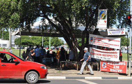 Servidores do quadro geral fizeram paralisação de advertência próximo à sede do Governo estadual (Foto: Thirza Perim)