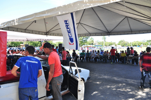 Trabalhadores da Cerr se juntaram aos servidores públicos do Estado, que também estão em greve, e paralisaram por tempo indeterminado (Foto: Thirza Perim)