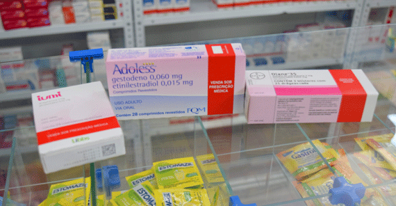 Anticoncepcionais são vendidos por farmacêuticos sem a apresentação de receita (Foto: Rodrigo Sales)