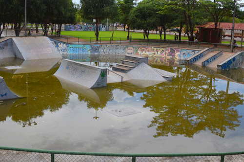Pista de skate, antes utilizada por jovens, está cheia de água suja (Foto: Rodrigo Sales)