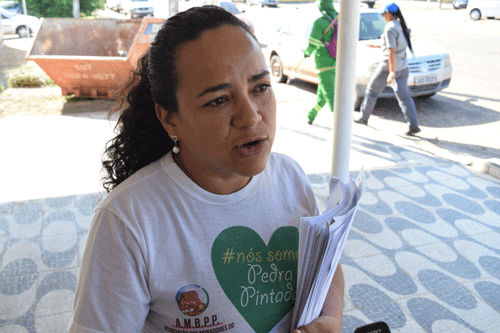 Representante do Conselho Fiscal da Associação dos Moradores do Bairro Pedra Pintada, Débora Fonseca (Foto: Rodrigo Sales)