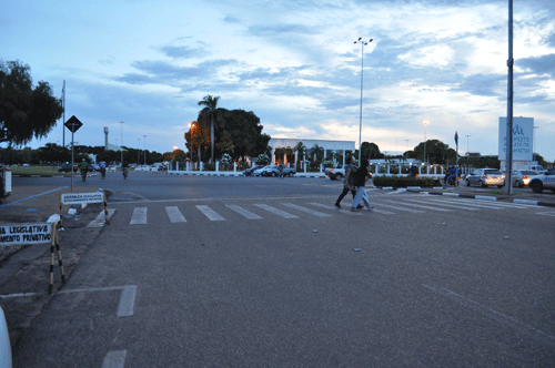 Os criminosos tinham em mãos ferramentas que seriam usadas para entrar na loja que fica na Ville Roy (Foto:Thirza Perin)